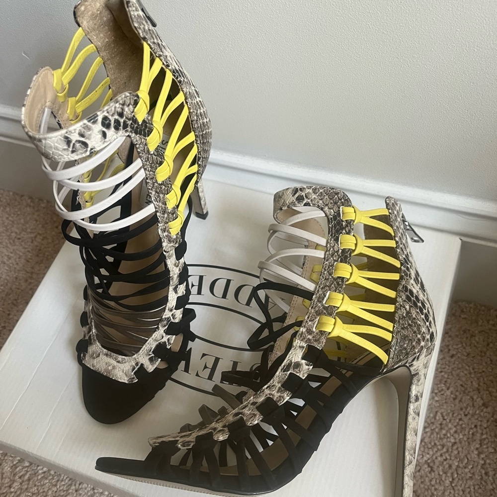 New Steve Madden Sleik Bright Snakeskin heels! Size 6!
